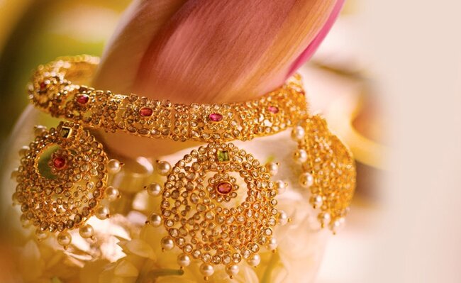 Amazing Tanishq lightweight gold jewellery designs for guests- 2017