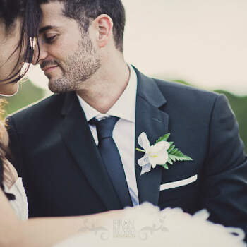 Um detalhe elegante e harmonizador na lapela do noivo: flores! A condizer com o bouquet da noiva, claro. Inspire-se nesta selecção de fotos.