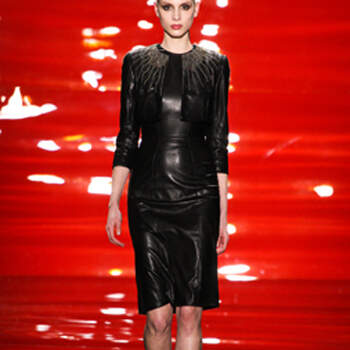 Combinado con una chaqueta también negra, un vestido negro ajustado es la mejor opción para la diseñadora libanesa.