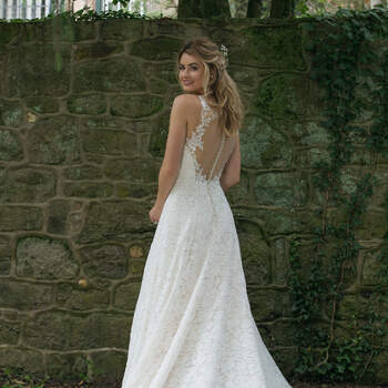 Modelo 44063, vestido de novia de corte recto con tirantes finos y escote corazón