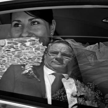 Una bonita manera de retratar la llegada de la novia. Foto: Jesús Vecino. Flor de Naranja.