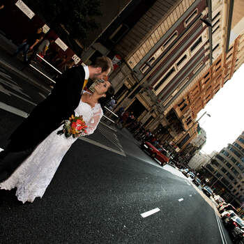 La Gran Vía madrileña puede ser un escenario perfecto para tus fotos de boda. Foto: Jesús Vecino. Flor de Naranja.