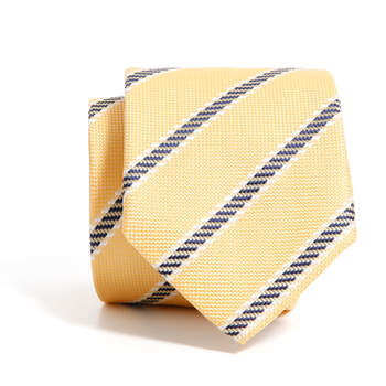 Dale un toque de color a tu look nupcial con esta corbata amarilla. Foto: SOLOiO.