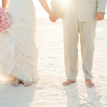 Mariage sur le sable, avec la mer pour décor. Les enfants d'honneur aussi sont vêtus de blanc ou de beige ce jour là. Crédit: KT Merry Photography