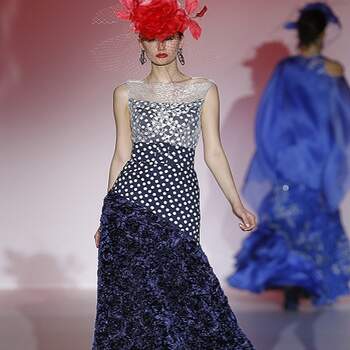 Vestido de fiesta con encaje, topos y 'ruffles'. Foto: Barcelona Bridal Week.