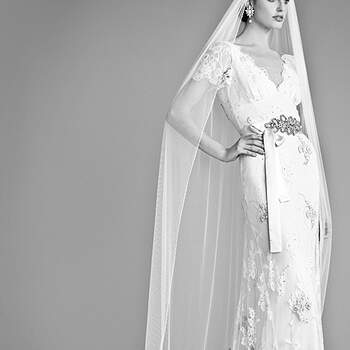 Vestido de novia con detalle de pedrería en la cintura y velo. Foto: Temperley London