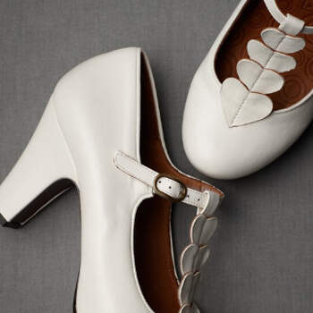 Estos zapatos cerrados con hebillla y una medias te ayudarán a completar tu look nupcial. Foto: BHLDN