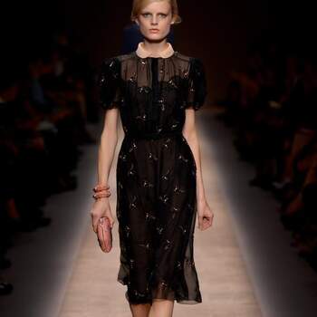 Elegante vestido negro con adornos de pedrería y cuello baby. Muy elegante. Foto: Valentino.