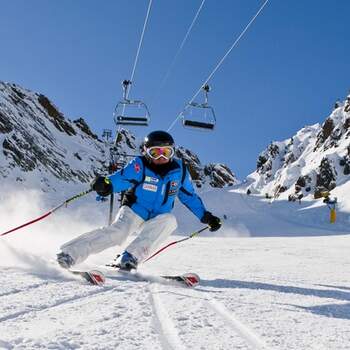 Cada vez son más las parejas amantes del esquí. ¿Qué te parece un fin de semana esquiando como regalo de boda? 
Foto: <a href="https://www.zankyou.es/f/zonaregalocom-23780" target="_blank">Zonaregalo.com</a>