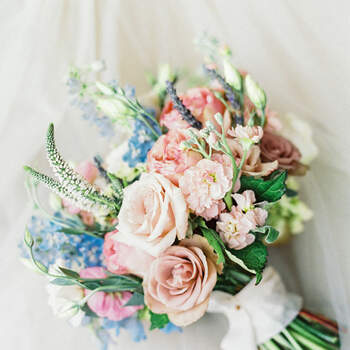 Bouquet de mariée fleurs roses et bleues
Carla Gates Photography