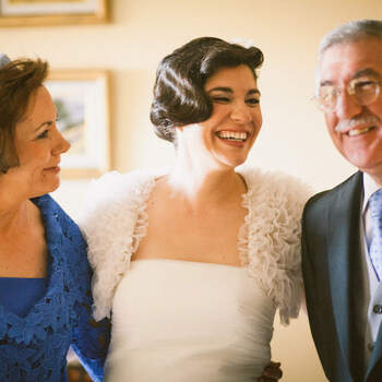 Para los padres de la novia, la boda de su hija es un momento único. Para la novia, es siempre un momento de felicidad que quiere compartir con sus padres. Foto: Nano Gallego.