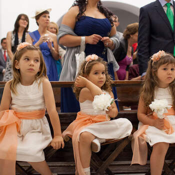 Tierna imagen de tres damitas de honor que esperan impacientes el momento de salir de la iglesia. Foto: Nano Gallego.