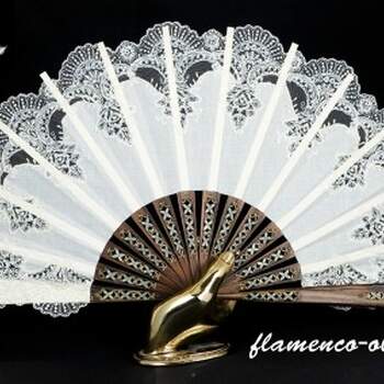 La puntilla es el acabado ideal para los abanicos de novia, sobre todo si ésta lleva velo. Foto: Flamenco y Olé.