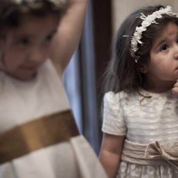 Preciosa imagen de las niñas del cortejo nupcial mientras acaban los preparativos. Foto: Nano Gallego.