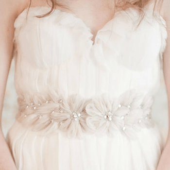 Cinturón para vestido de novia, con flores de tul y pedrería. Foto: Enchanted Atelier