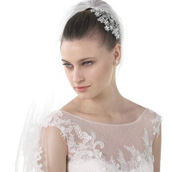 <a href="http://zankyou.9nl.de/n84e" target="_blank">Click here</a> to request an appointment with Pronovias.