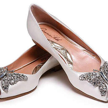 Zapatos de novia con pedrería en la puntera. Foto: Aruna Seth