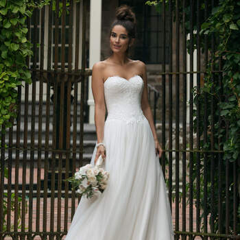 Modelo 44065, vestido de novia escote corazón con falda ligera de tul 