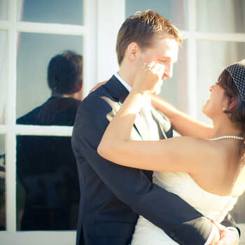 Não há melhor indicador de felicidade do que a largura de um sorriso. No dia do seu casamento, divirta-se e deixe que as suas fotografias reflitam isso mesmo. Para mais tarde recordar com um sorriso nos lábios. 