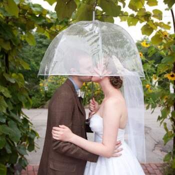Los paraguas transparentes te pueden dejar fotos tan originales como esta. Foto. Greenweddingshoes.