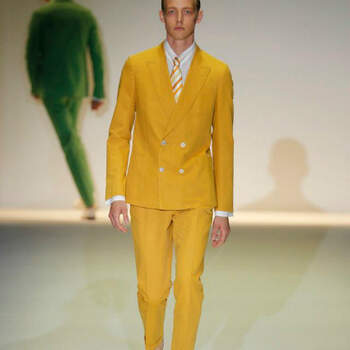 A Gucci apresentou a sua colecção de moda masculina para a Primavera/Verão 2013 na Milano Moda Uomo do passado mês de Junho. Um festim de cor e classe para inspirar os noivos de 2013. Quem sabe se a cor não será uma tendência também para eles?