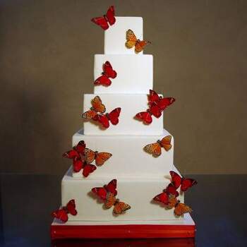 Sabrosa tarta salpicada de mariposas. Foto: My wedding cakes