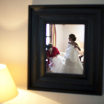 Original manera de retratar los preparativos de la novia. Foto: Nano Gallego