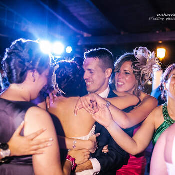 Los amigos y familiares de los novios también disfrutan más de ellos durante la fiesta. Foto: Roberto Carmona