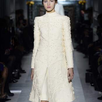 Para los meses de primavera e incluso en otoño, este vestido a modo de abrigo de Valentino dejará a todos con la boca abierta. Foto: Valentino.