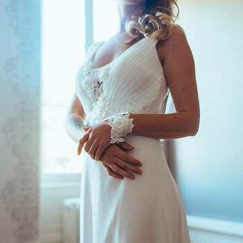 Robe de mariée chic et moderne modèle Léa - Crédit photo: Elsa Gary