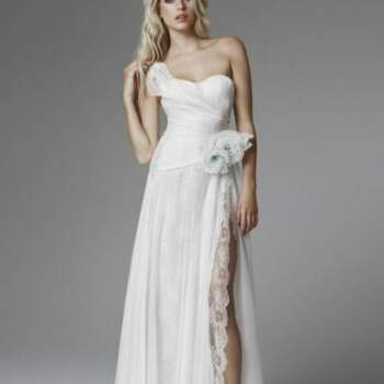 O vestido de noiva deve seguir o estilo e personalidade da noiva. A Blumarine Sposa nos mostra sua coleção 2013, super romântica. E o melhor, se quiser fugir do tradicional branco, opções não faltam nesta coleção com tons de azul!