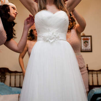 La novia suele necesitar varias manos para que le ayuden a vestirse. Foto: Nano Gallego.