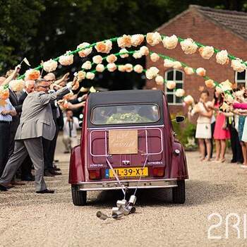 Se você é fã do estilo vintage e pretende fazer um casamento neste estilo que tal usar um carro retrô no dia da festa?