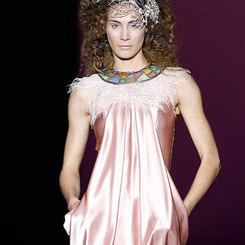 Vestido corto con detalles de cristal en el cuello, de Isabel Zapardiez. Foto: IFEMA
