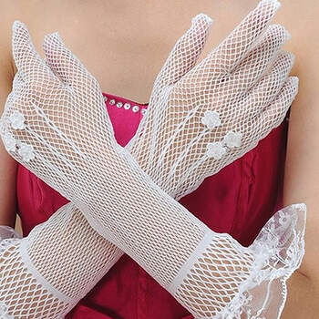 Llega la temporada invernal y que mejor que llevar unos lindos guantes para asistir a una boda. Foto de Noviamor