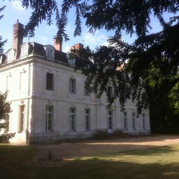 Photo : Château de Saint Senoch - Datant du XVIIIème siècle et classée Monument Historique, cette demeure vous accueille dans la commune de Varennes.
« Nous avons eu un coup de cœur pour le château Saint-Senoch et nous avons décidé d’y célébrer notre union en Août 2019. Le cadre y est sublime et les propriétaires sont très professionnels. »