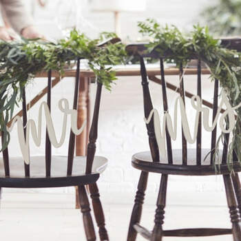 Decoración para silla de madera sr y sra- Compra en The Wedding Shop