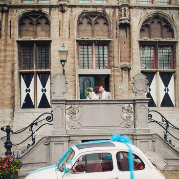 Un lazo azul y un 600 blanco, una bonita combinación para tu boda vintage. Foto: 2Rings Trouwfotografie y Feestudio