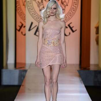 Las mujeres ideadas por Versace también se atreven con los mini vestidos. Foto: Facebook Versace
