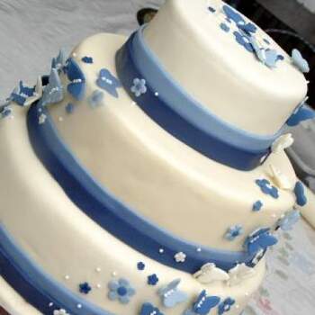 Acompañadas de flores y en tonos azules y blancos, las mariposas son las estrellas de esta tarta. Foto. My wedding cakes.
