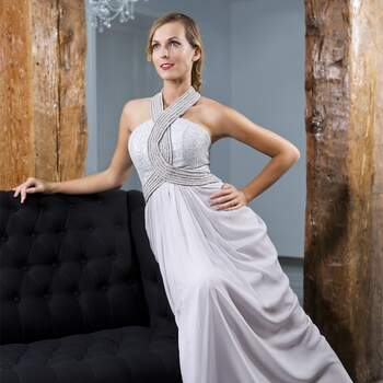 Este precioso vestido en gris perla seducirá a las novias que buscan un vestido diferente. Foto: <a href="https://www.zankyou.es/f/gsusg-atelier-23515" target="_blank">GSUSG Atelier</a>