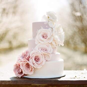 Elige un pastel de bodas con detalles en color rosa pastel - Foto Stephanie Williams