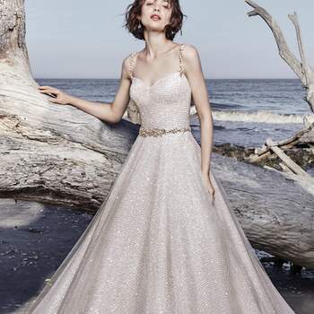 Canalizando el glamour y la sofisticación, este vestido de estilo princesa moderno presenta un tul brillante cruzado con otro tul de lentejuelas.