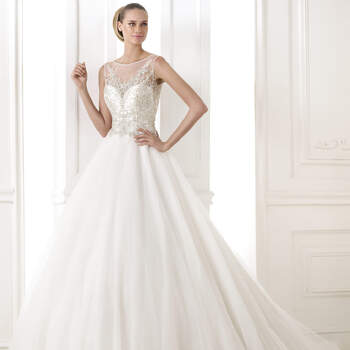 <a href="http://zankyou.9nl.de/n84e" target="_blank">Click here</a> to request an appointment with Pronovias.</p>