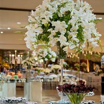 As orquídeas são lindas, clássicas e versáteis. Podem ser usadas em toda a festa e dão um charme mais que especial. Veja estas ideias da Lais Aguiar para usá-las na decoração.