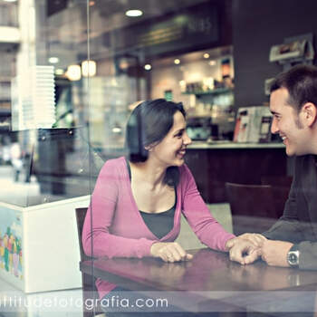 Las cafeterías son las grandes aliadas de las pre-bodas urbanas ya que ayudan a que los novios se relajen y se muestren espontáneos. Foto: Attitude Fotografía