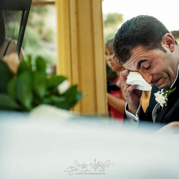 Muchas veces,el novio tampoco puede contener sus emociones en el gran día. Foto: Javier Alzahira.