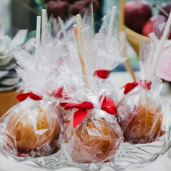 Detalle de manzanas caramelizadas, envueltas en celofán. Foto: Rock 'N Roll Bride