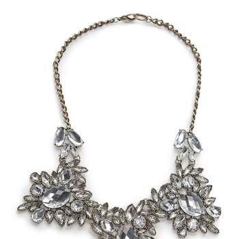 Las invitadas que apuesten por las maxi joyas pueden encontrar una buena opción en este collar con cristales. Foto: Mango.