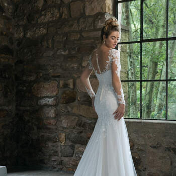 Modelo 44057, vestido de novia estilo sirena con detalles de encaje y transparencias en las mangas